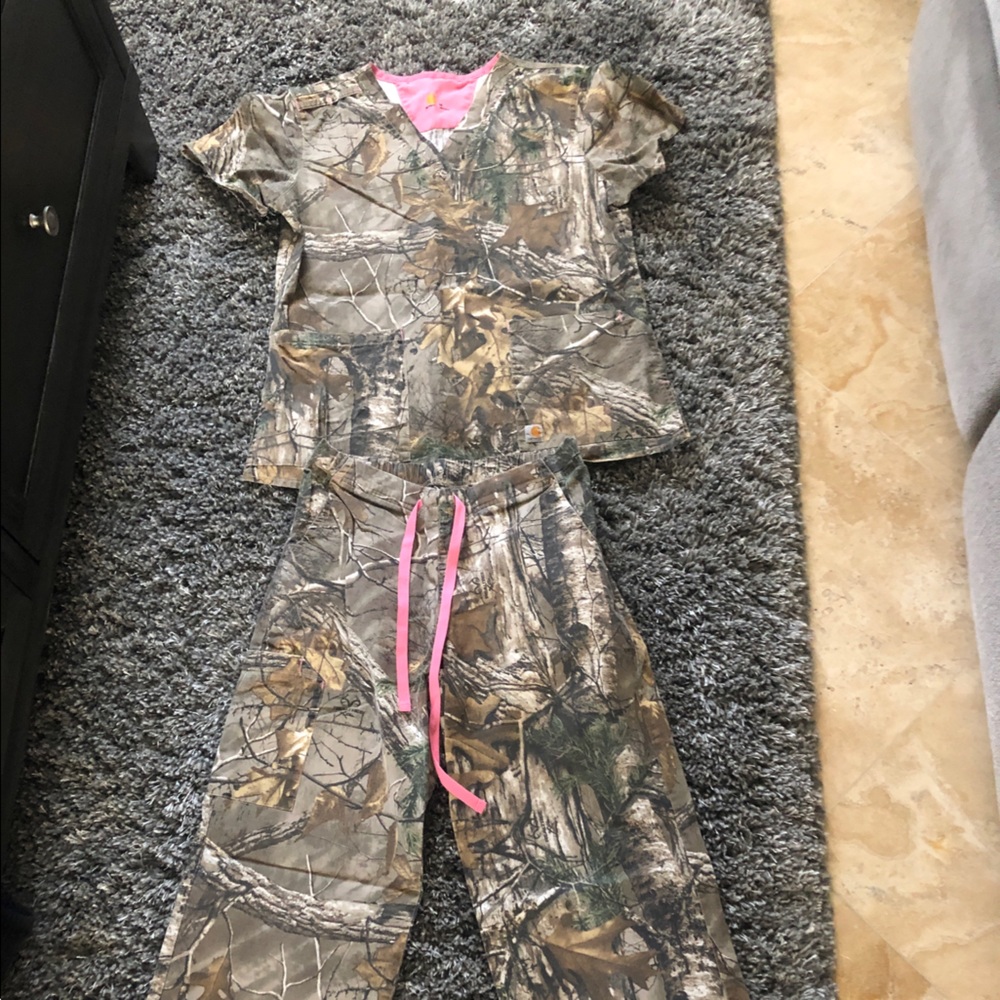 Real Tree Camo scrub set in MEDIUM.